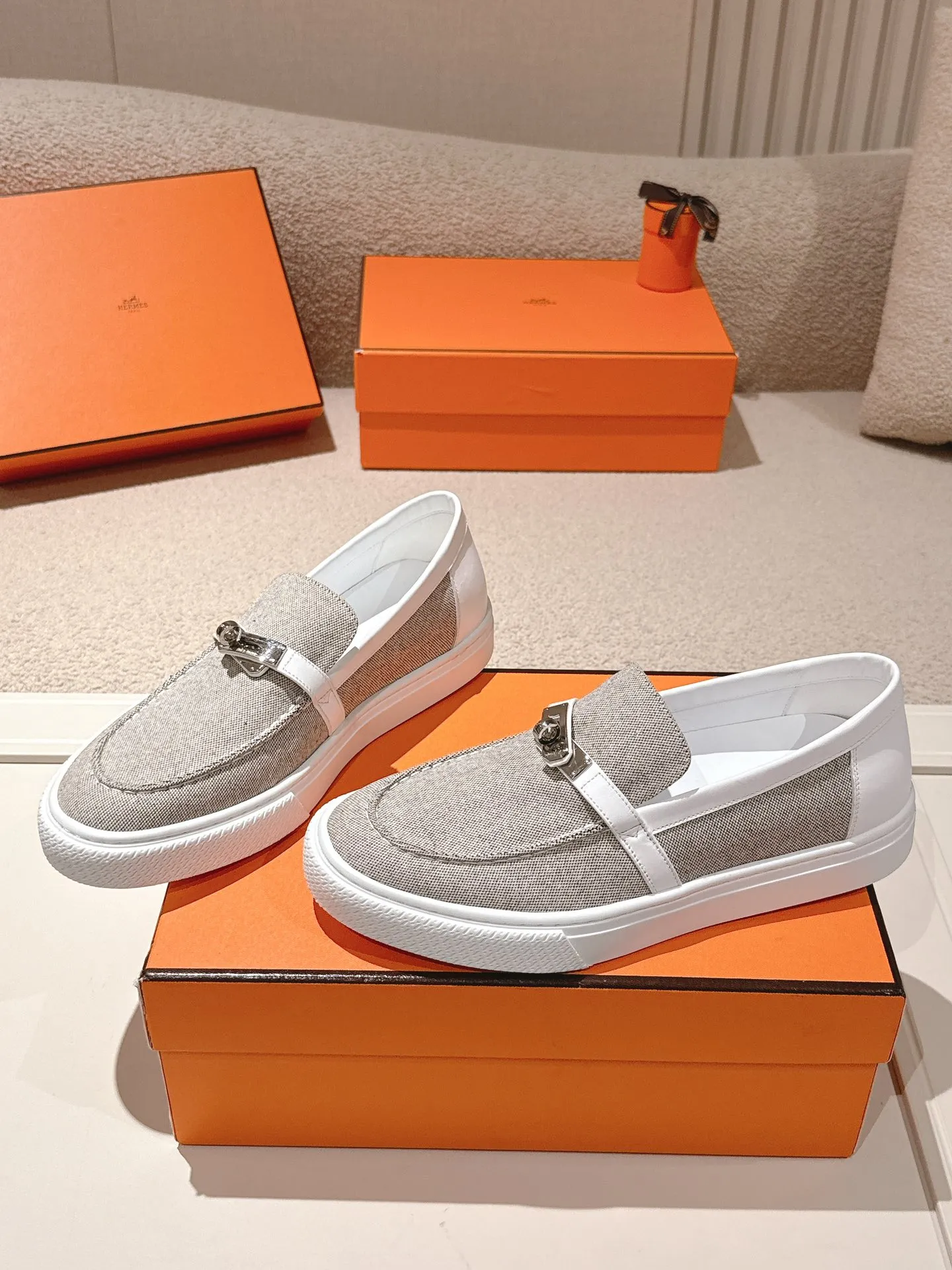 Men's shoes 💰640💰 Hermes# New Kelly buckle thick-soled loafers. Upper: cowhide/suede material. Lining: sheepskin lining. Outsole: exclusive molded outsole. Size: women's size 35-40, men's size 39-45 (female 41/male 46 customized, non-refundable)